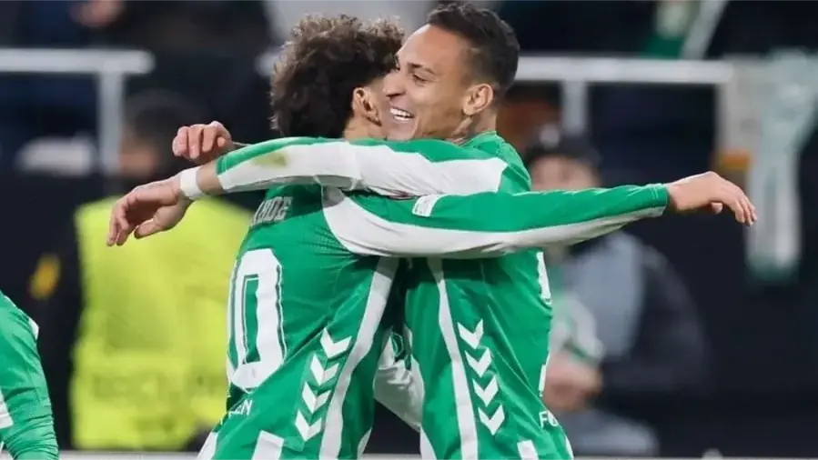 Real Betis sáng cửa đi tiếp tại Europa League
